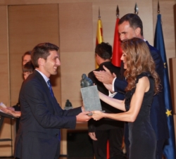 Orial Mitjà Villar recibe, de manos de la Princesa de Asturias y de Girona, el Premio de la Fundación Príncipe de Girona 2013, en su categoría "I